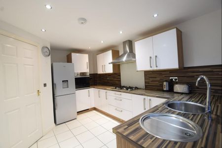 1 bedroom in a house share to rent - Photo 3