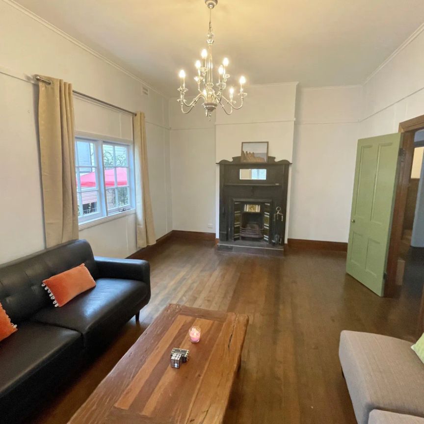 Charming Three-Bedroom Cottage in Prime Katoomba Location - Photo 1