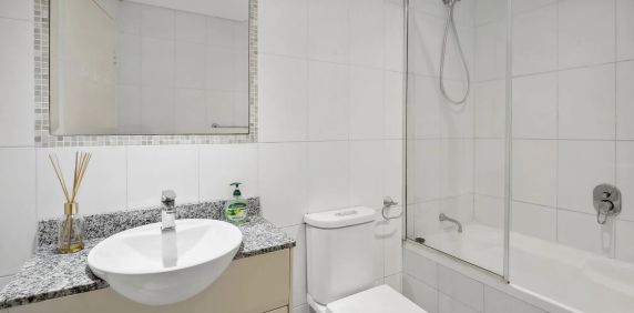 Modern One Bedroom Unit Perfectly Positioned Opposite Manly Wharf - Photo 2
