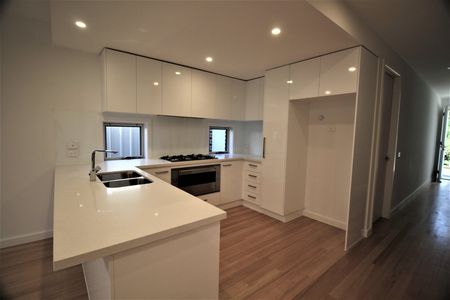 THREE BEDROOM TOWNHOUSE IN SOUGHT AFTER LOCATION! - Photo 4