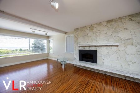 House in West Vancouver, BC - Photo 5