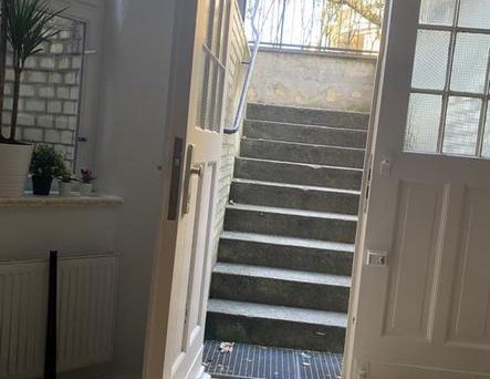 Einliegerwohnung Tiefparterre mit eigenem Eingang Bad und Küche - Photo 1