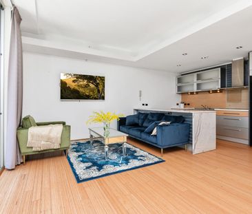 Luxurious & Spacious Apartment - Photo 3