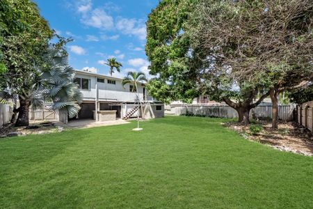 Charming Queenslander Family Home in a Quiet Street - Photo 3