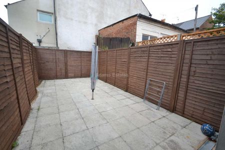 4 bedroom terraced house to rent - Photo 3
