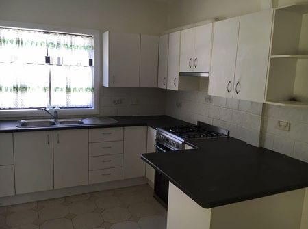 Quiet, Cosy, Well Presented 3 bedroom Home - Photo 2