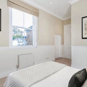 2 bedroom flat in London - Photo 2