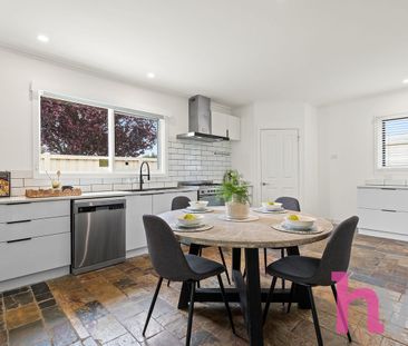 Beautifully presented home in the heart of Newcomb! - Photo 2