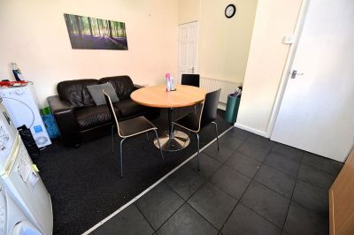 2 bedroom House in Hyde Park, Leeds - Photo 3