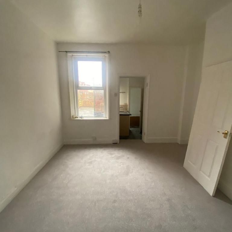 2 bedroom ground floor flat to rent - Photo 1