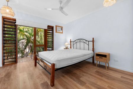 Charming 2-bedroom furnished townhouse, a leisurely stroll to the beach. - Photo 2