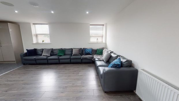 9 bedroom flat to rent - Photo 1