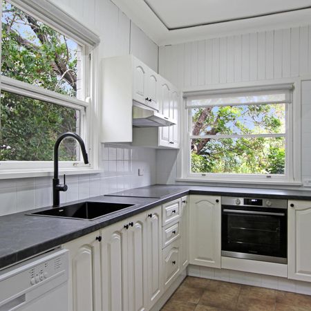 Spacious Three bedroom plus study family home - Photo 5