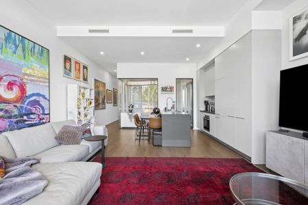 Character filled 2 bedroom apartment with street access - Photo 3