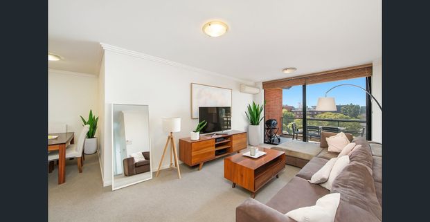 Spacious Resort-Style Retreat in Sydney Park Village - Photo 1