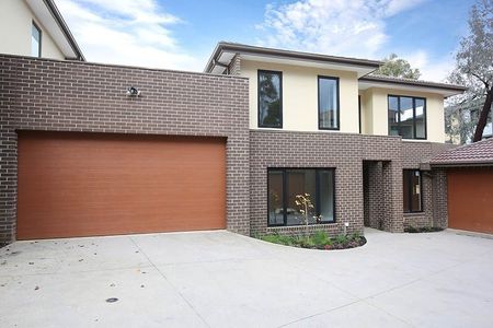 Modern & Stylish 3-Bedroom Townhouse in Prime Location - Photo 2