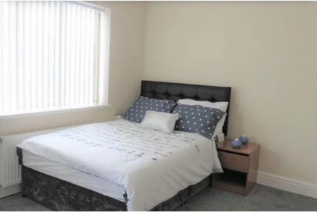 4 bedroom semi-detached house to rent - Photo 5