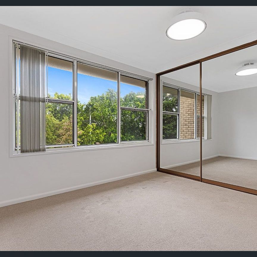 RENOVATED TOWNHOUSE IN PRIME LOCATION - Photo 1