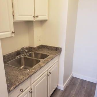 Lovely 1 Bedroom Suite Near VGH – Available Oct. 1!(1233 W. 11 Ave) - Photo 3