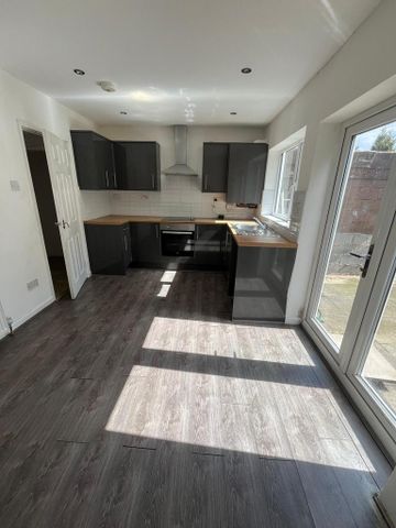 3 bedroom terraced house to rent - Photo 4