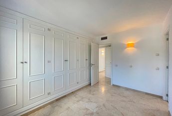 Elegante apartamento con terraza, piscina, vistas al mar, parking, 3 dormitorios. San Agustin, Palma.