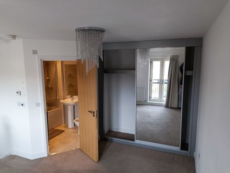 2 Bed Terraced House, Holts Crest Way, LS12 - Photo 2