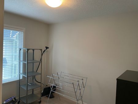 Like new 3 bdrms +den,2.5 bath db garage townhome in Nolan Hill! - Photo 4