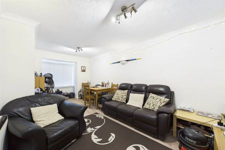 2 bedroom Flat in York Place, Camberley - Photo 5