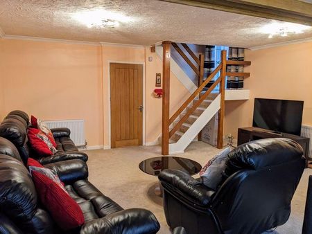 4 bedroom semi-detached house to rent - Photo 5