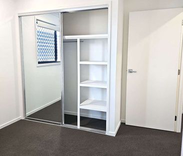 GREAT LOCATION-NEAR NEW FULLY DUCTED 3 BED 2 BATH TOWNHOUSE - Photo 5