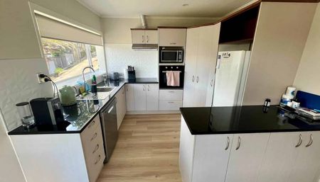 Welcome Home!!! And Garden Maintenance Is Incl... - Photo 4