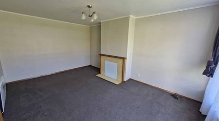 Three bedroom home with a big yard - lawns included! - Photo 4