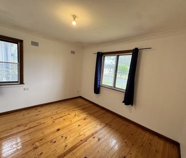COMFORTABLE 3 BEDROOM HOME WITH GREAT OUTDOOR SPACE !! - Photo 2