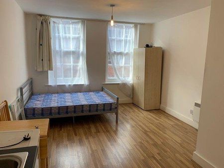 Studio to rent - Photo 2