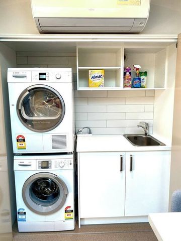 RENOVATED SPACIOUS ONE BEDROOM APARTMENT - Photo 2