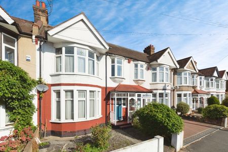 2 Bed Flat, Ilford, IG1 - Photo 2