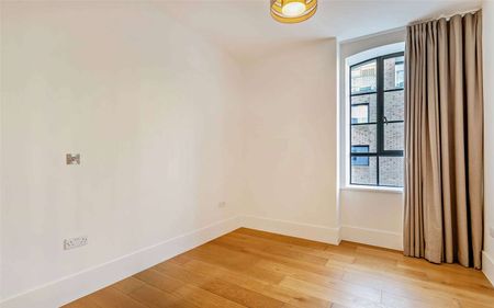 Luxury three bedroom duplex apartment a minute away from the station - Photo 2