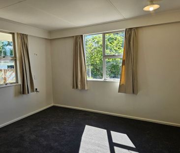 Warm, modern & spacious – your new Lansdowne home - Photo 4