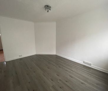 3 Bed Terraced House, Thornton Avenue, LS12 - Photo 4