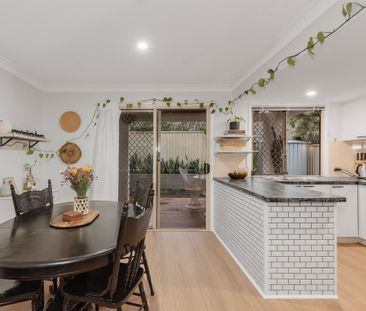 Exquisite Three Bedroom Townhouse - Photo 3