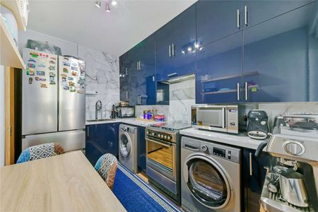 Situated in Frobisher House the property has recently been refurbished to a high specification. - Photo 5