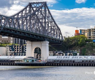 Art Deco Charm in Boutique ‘Ravenswood’ Complex! - Photo 1