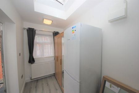 Holly Grove, Kingsbury, NW9 - Photo 4