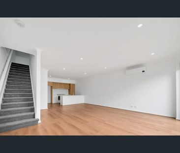 Modern 3-Bedroom Townhouse in Prime Point Cook Location - Photo 1