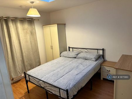 1 bedroom in a house share to rent - Photo 3