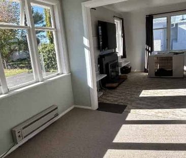 Sunny & Convenient Living – Cozy 2 Bedroom Home in a Prime Location - Photo 1