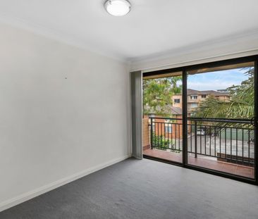 Modern Three-Bedroom Townhouse in the Heart of Wollongong! - Photo 6