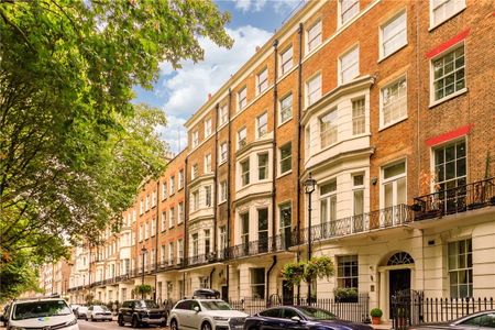 Rare opportunity to rent an entire house located on one of the most sought after squares in Marylebone. This tranquil location offers peace and quiet, while still being just minutes away from the wonderful shops and restaurants of Marylebone. - Photo 3