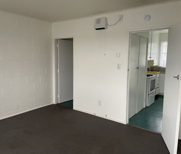 Neat and tidy bedsit - Photo 5