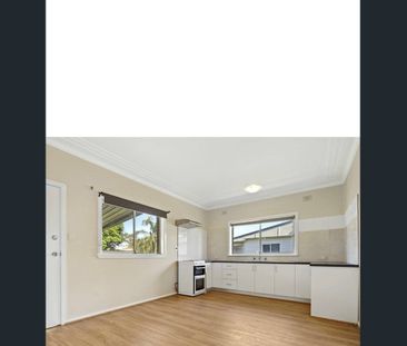 Beautiful 3 Bed room House! Close to the Train and Bus Station! - Photo 6